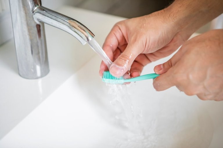 how to clean a toothbrush